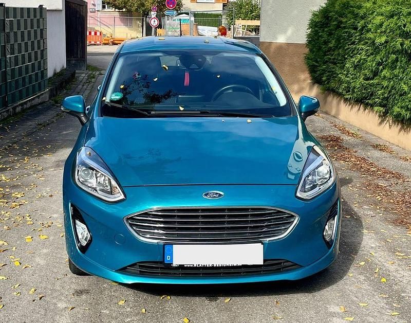 Blau Gebraucht 2017 Ford Fiesta Titanium Kleinwagen | 10.550 € (Fairer Preis) - Bild 1/4