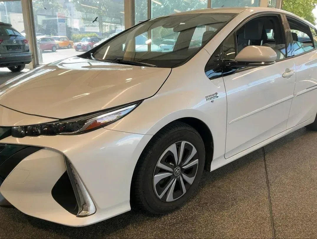 Gebraucht Toyota Prius Plug-in Hybrid 98 PS (72 kW) 2019 Weiß Kleinwagen