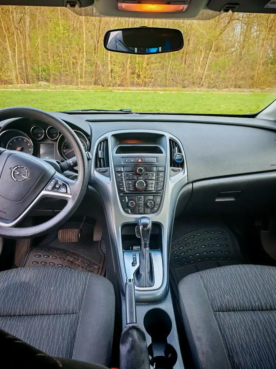 Gebraucht Opel Astra 140 PS (102 kW) 2013 Silber Kleinwagen