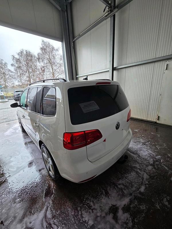 Gebraucht VW Touran Edition 140 PS (102 kW) 2012 Weiß Van / Kleinbus