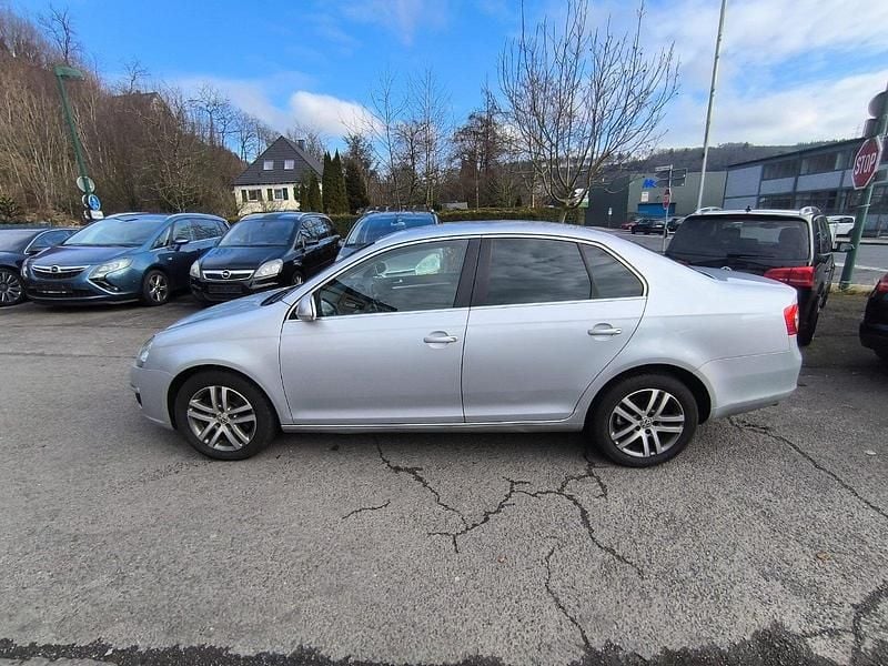 Gebraucht VW Jetta Highline 140 PS (102 kW) 2010 Silber Limousine