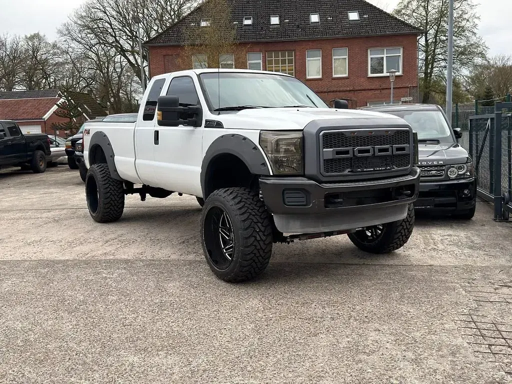 Używany Ford V8 400 KM (294 kW) 2012 Biały Pickup