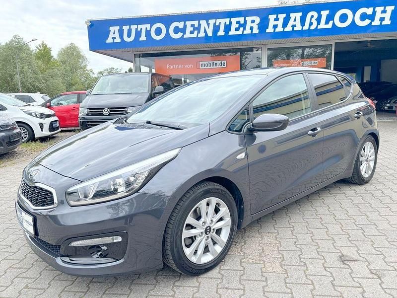 Grau Gebraucht 2017 Kia Ceed Edition 7 Kleinwagen | 9.390 € (Fairer Preis) - Bild 1/4