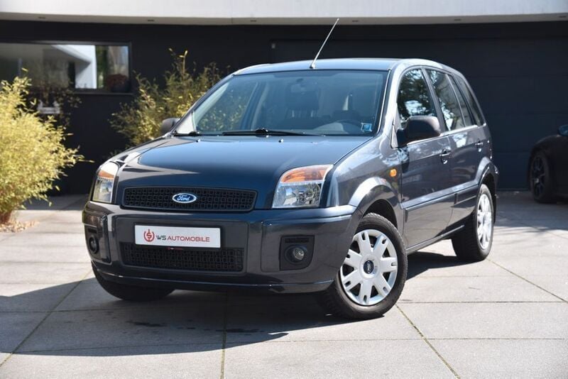 Grau Gebraucht 2010 Ford Fusion Style Limousine | 4.950 € (Teuer) - Bild 1/4