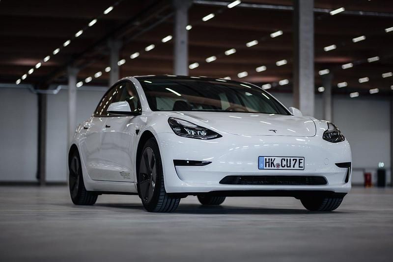 Weiß Gebraucht 2021 Tesla Model 3 Standard Range Limousine | 24.900 € (Guter Preis) - Bild 1/4