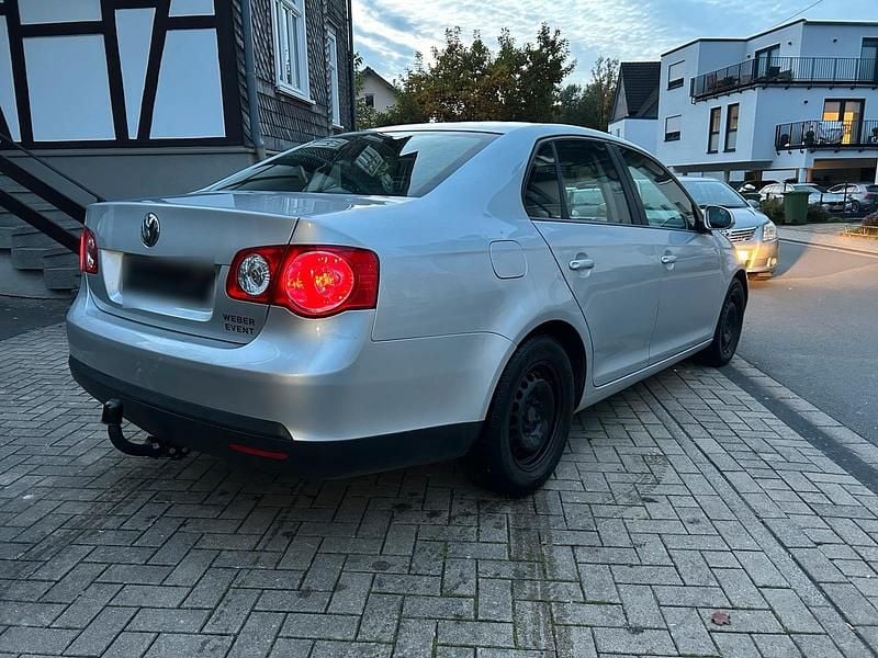 Gebraucht VW Jetta 105 PS (77 kW) 2007 Silber Limousine