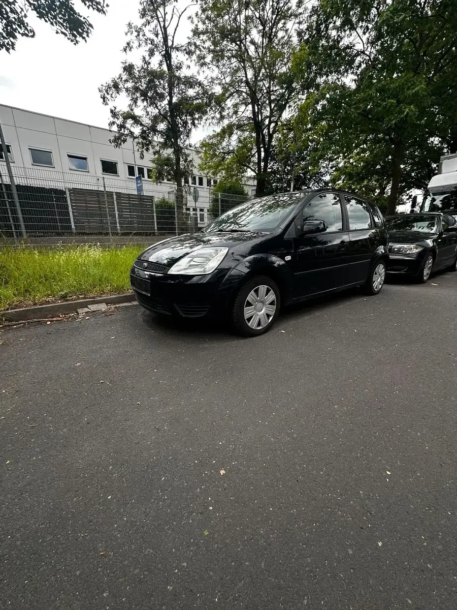Używany Ford Fiesta 70 KM (51 kW) 2005 Niebieski Hatchback