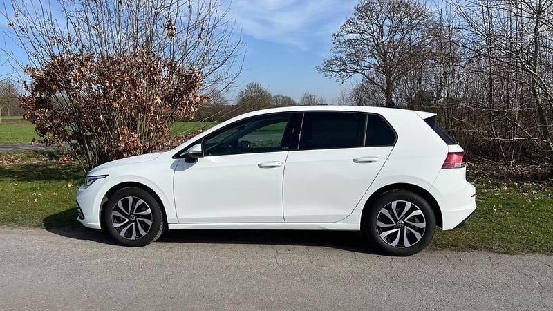 Gebraucht VW Golf VII Active 150 PS (110 kW) 2021 Weiß Kleinwagen
