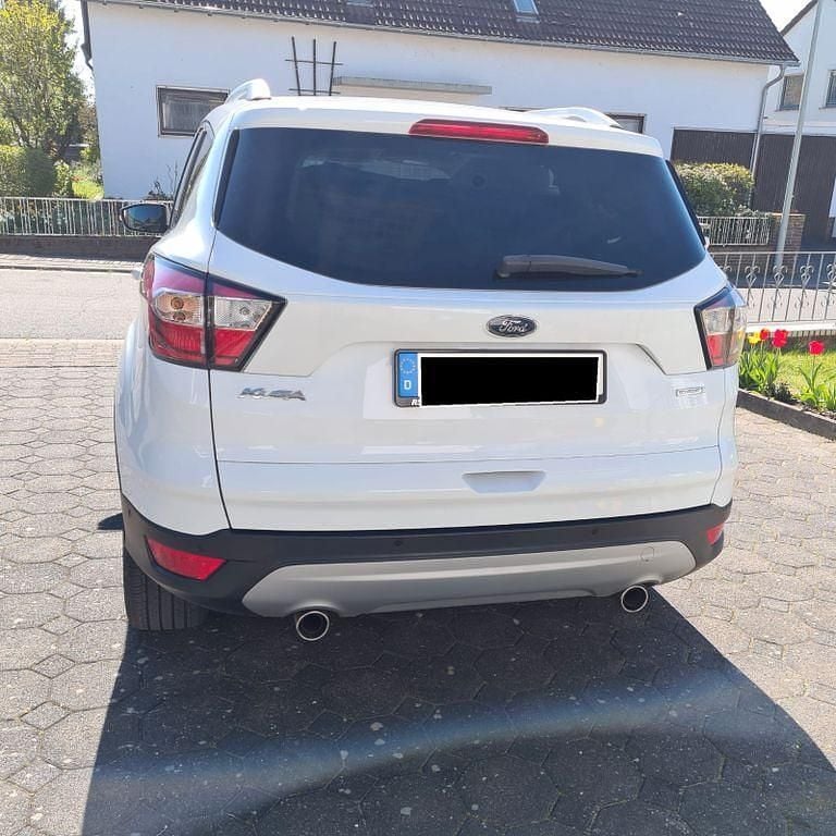Gebraucht Ford Kuga Titanium 150 PS (110 kW) 2019 Weiß SUV