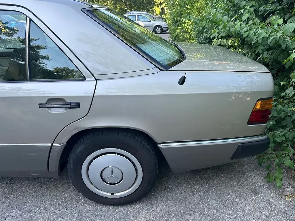 Gebraucht Mercedes E230 136 PS (100 kW) 1989 Silber Limousine