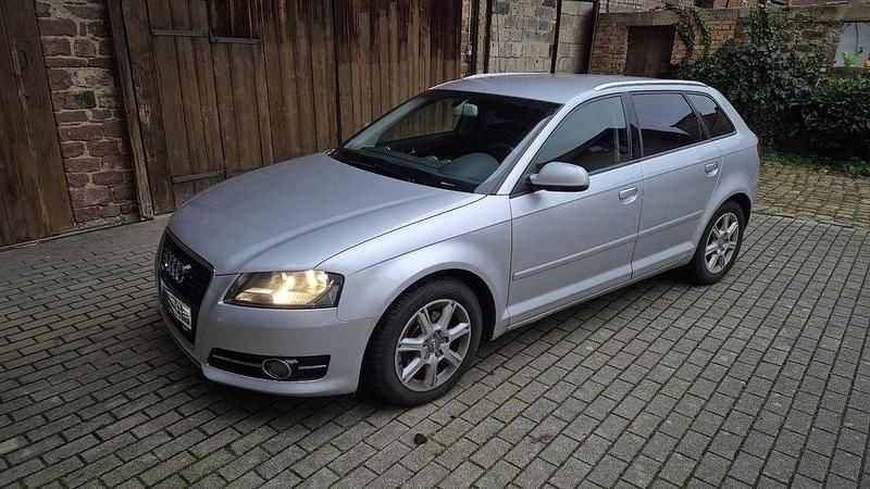 Silber Gebraucht 2012 Audi A3 Sportback Ambiente Limousine | 8.900 € (Etwas zu teuer) - Bild 1/4