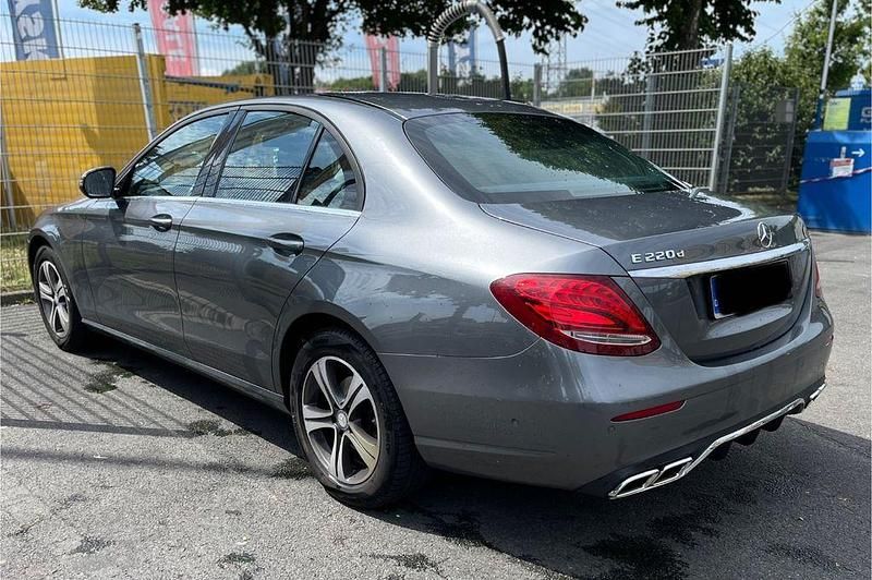 Gebraucht Mercedes E220 Exclusive 194 PS (142 kW) 2016 Grau Limousine