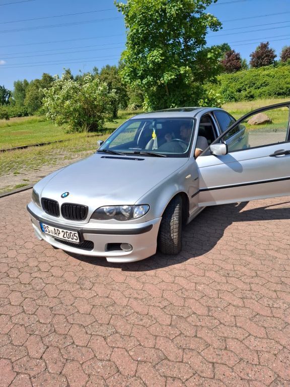 Silber Gebraucht 2002 BMW 318 Limousine | 2.400 € (Fairer Preis) - Bild 1/4
