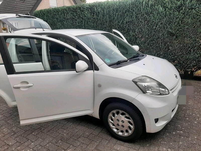 Weiß Gebraucht 2010 Daihatsu Sirion Kleinwagen | 2.500 € (Fairer Preis) - Bild 1/4