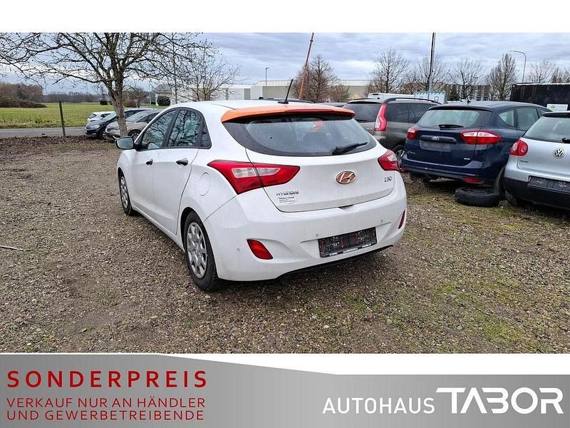 Gebraucht Hyundai i30 Classic 99 PS (72 kW) 2013 Creamy white Limousine
