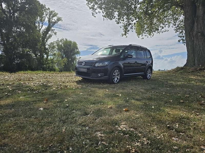 Schwarz Gebraucht 2015 VW Touran Highline Van / Kleinbus | 14.900 € (Guter Preis) - Bild 1/4