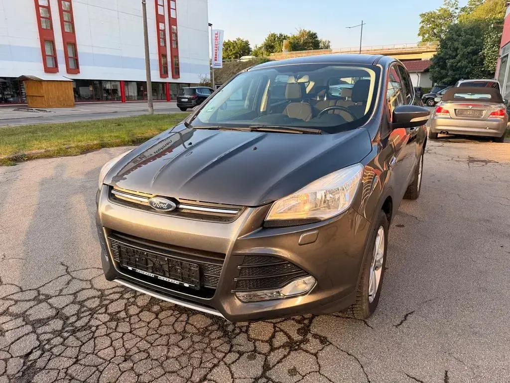 Gebraucht Ford Kuga Trend 179 PS (131 kW) 2016 Grau SUV