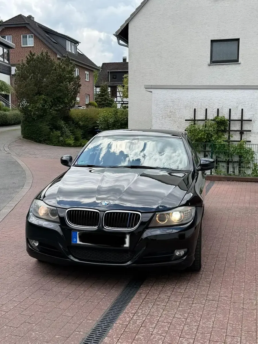 Gebraucht BMW 320 184 PS (135 kW) 2011 Schwarz Limousine