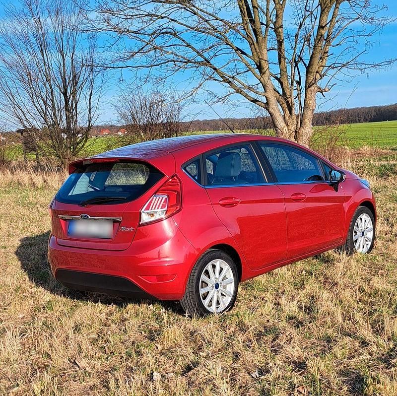 Gebraucht Ford Fiesta Titanium 82 PS (60 kW) 2017 Rot Kleinwagen