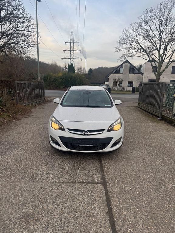Weiß Gebraucht 2013 Opel Astra Active Limousine | 3.700 € (Fairer Preis) - Bild 1/4