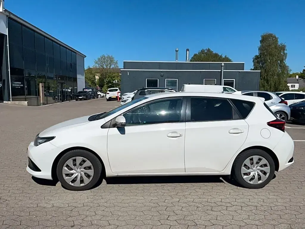 Gebraucht Toyota Auris Design 116 PS (85 kW) 2015 Weiß Limousine