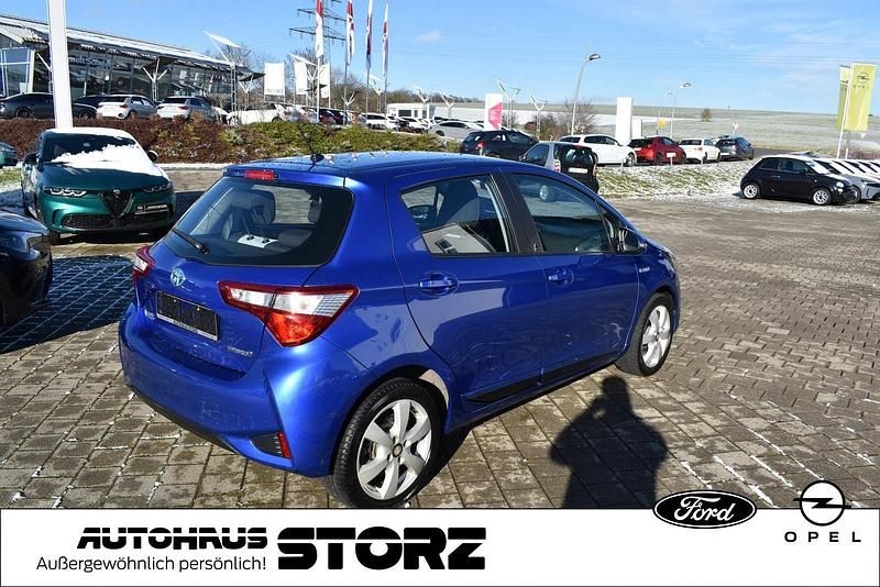 Gebraucht Toyota Yaris Hybrid Team 101 PS (74 kW) 2018 Titanblau Kleinwagen