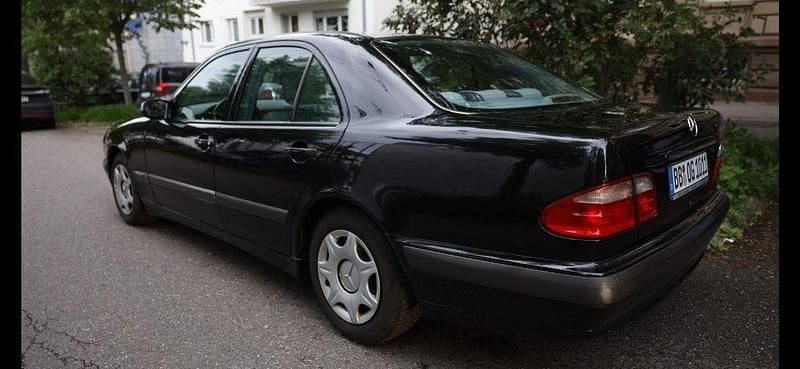 Używany Mercedes E220 Classic 136 KM (100 kW) 2001 Czarny Sedan/Limuzyna
