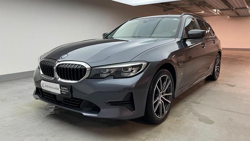 Gebraucht BMW 330e Advantage 292 PS (214 kW) 2021 Mineralgrau Kombi