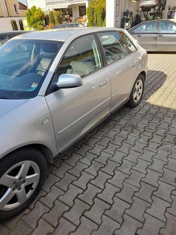Silber Gebraucht 2002 Audi A3 Ambiente Limousine | 580 € (Superpreis) - Bild 1/4