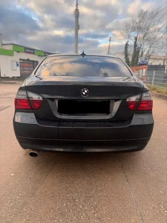 Gebraucht BMW 320 129 PS (94 kW) 2006 Schwarz Limousine