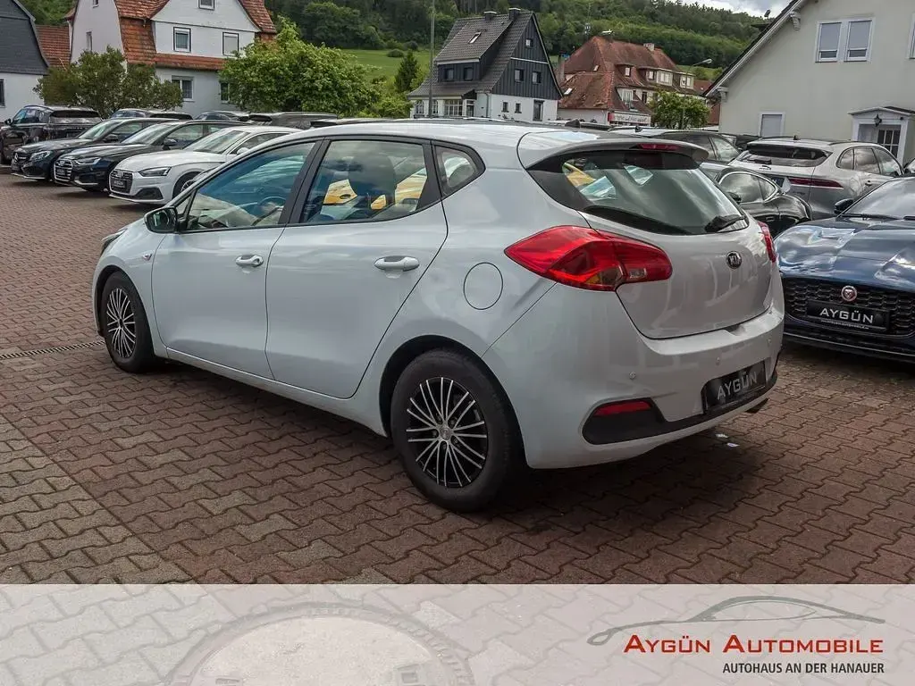 Gebraucht Kia Ceed 90 PS (66 kW) 2013 Weiß Kleinwagen