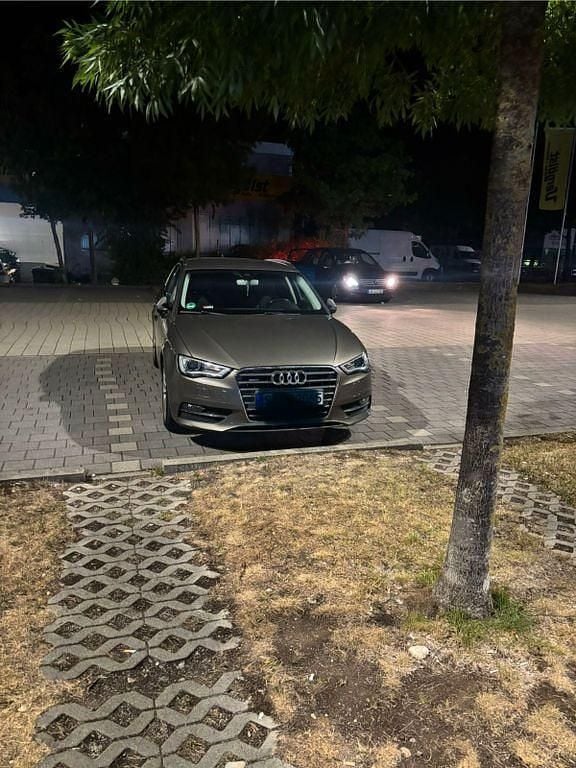 Grau Gebraucht 2016 Audi A3 Sportback Ambiente Limousine | 17.000 € (Teuer) - Bild 1/4