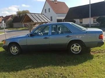 Blau Gebraucht 1992 Mercedes E230 Limousine | 9.500 € - Bild 1/4