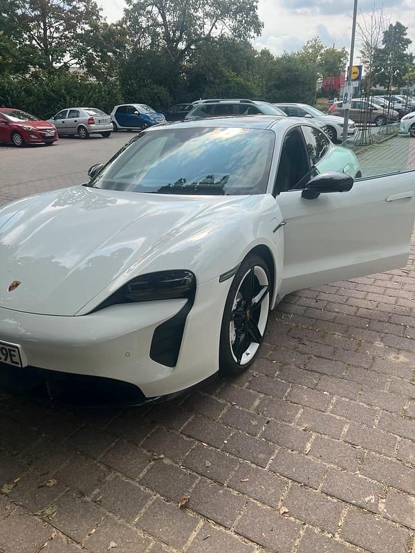 Weiß Gebraucht 2021 Porsche Taycan Basis Limousine | 59.950 € (Guter Preis) - Bild 1/4