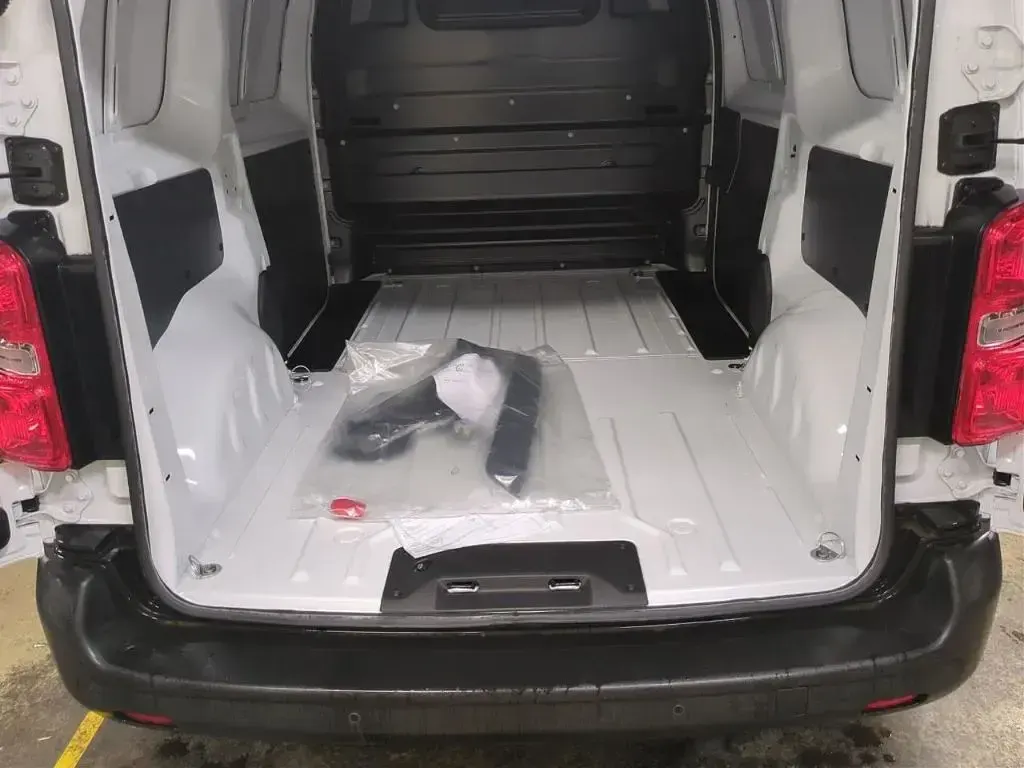 Używany Opel Vivaro-e Combi 100 kW (136 KM) 2024 Biały Van