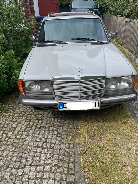 Grau Gebraucht 1983 Mercedes 240 Kombi | 8.500 € - Bild 1/4