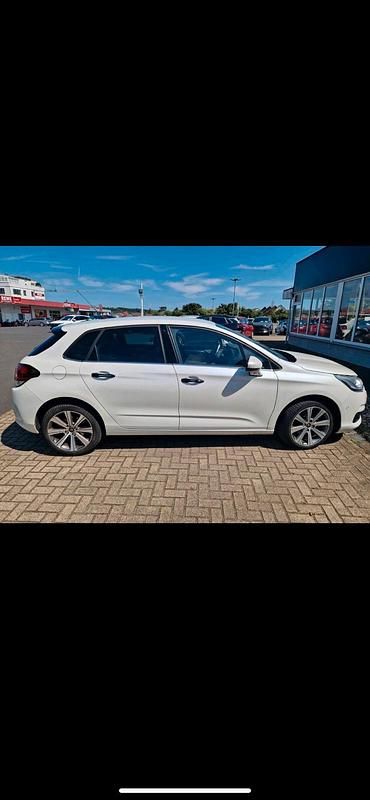 Weiß Gebraucht 2016 Citroën C4 Start Limousine | 9.500 € (Fairer Preis) - Bild 1/4