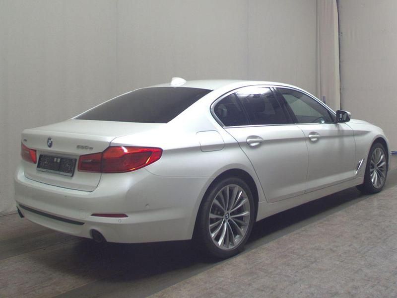 Gebraucht BMW 530e Sport Line 252 PS (185 kW) 2020 Mineralweiss metallic Limousine