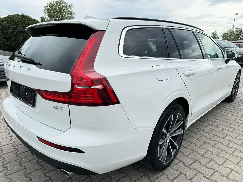 Gebraucht Volvo V60 Momentum 163 PS (119 kW) 2021 Weiß Kombi