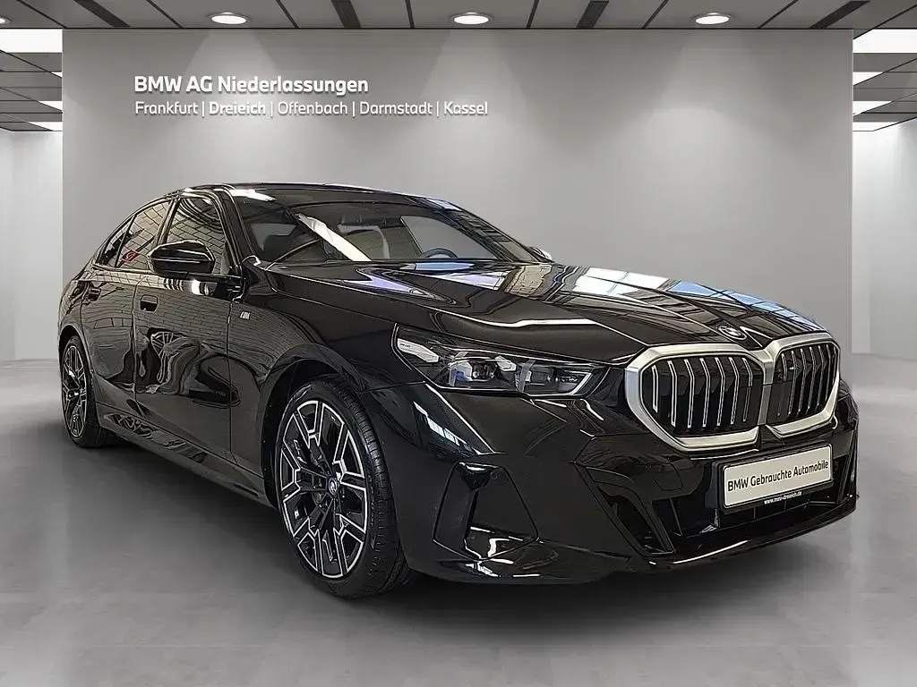 Gebraucht BMW 550e M Sport 313 PS (230 kW) 2025 Schwarz Limousine