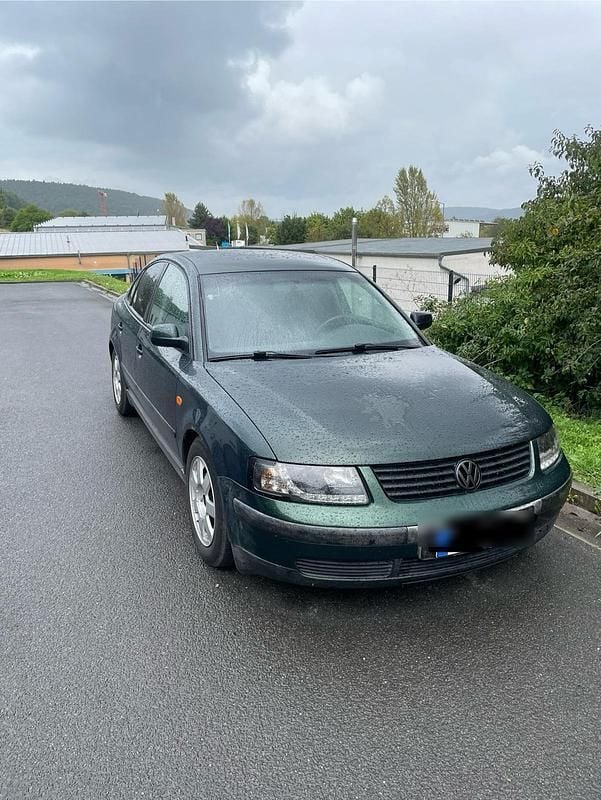 Grün Gebraucht 1998 VW Passat Limousine | 1.750 € - Bild 1/4