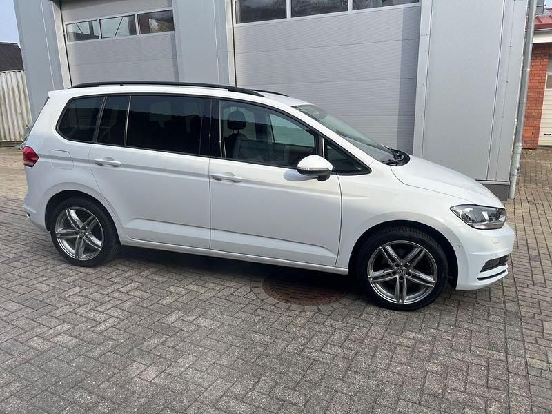 Gebraucht VW Touran Comfortline 150 PS (110 kW) 2019 Weiß Van / Kleinbus