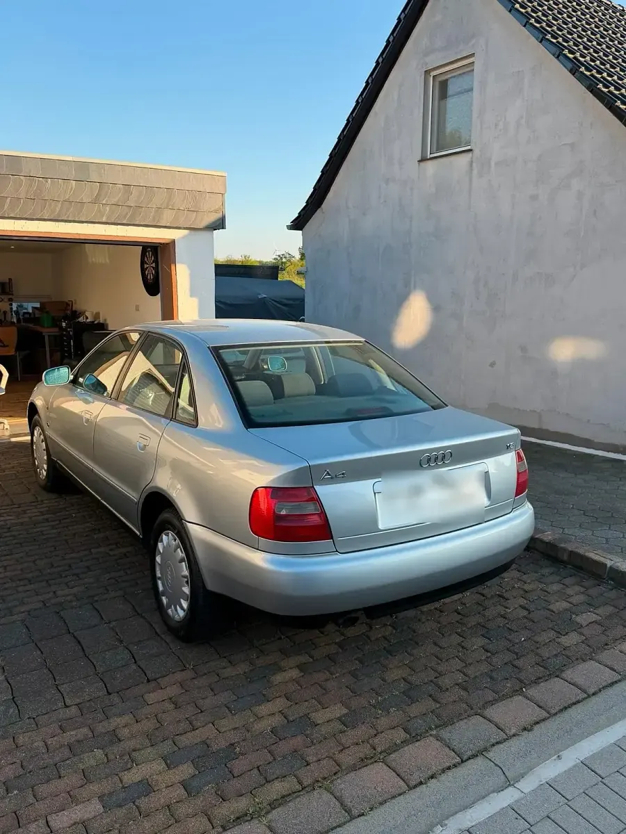 Gebraucht Audi A4 125 PS (91 kW) 1996 Silber Limousine