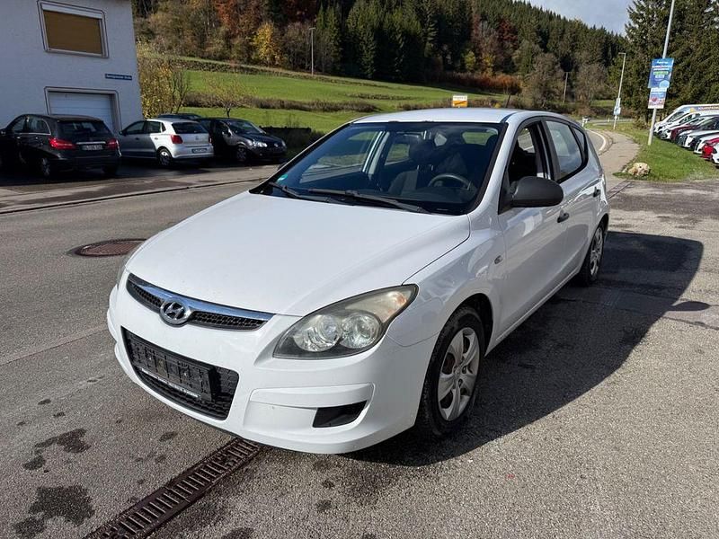 Weiß Gebraucht 2009 Hyundai i30 Classic Limousine | 1.950 € (Guter Preis) - Bild 1/4