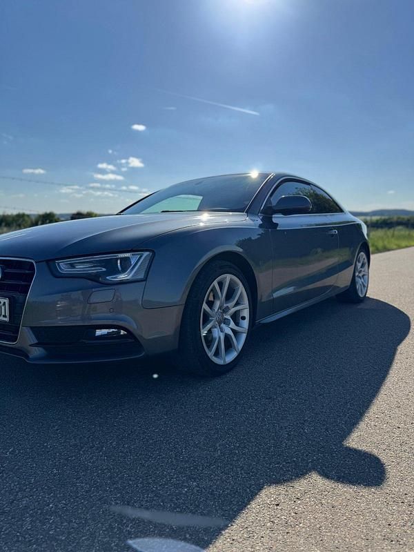 Grau Gebraucht 2012 Audi A5 Coupé | 9.000 € - Bild 1/4