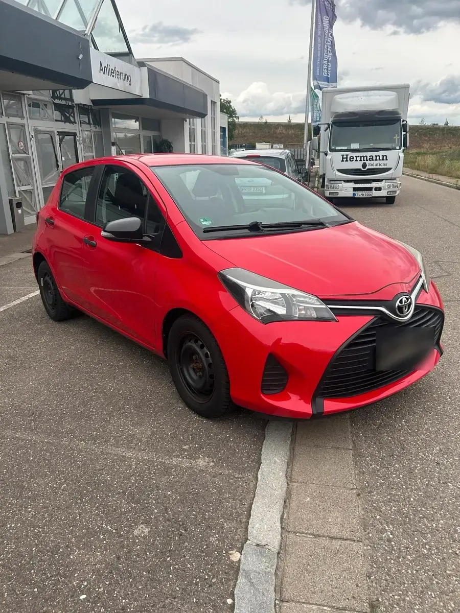 Gebraucht Toyota Yaris 69 PS (50 kW) 2015 Rot Kleinwagen