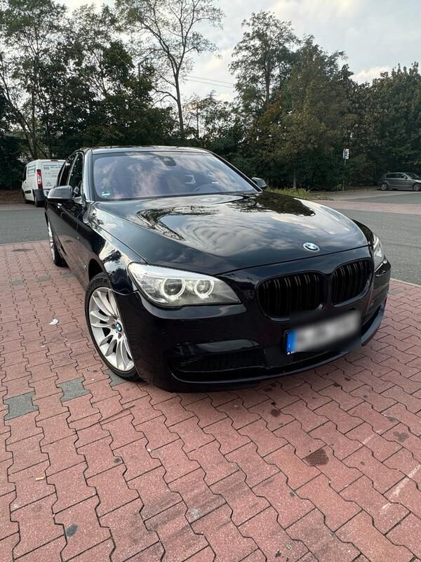 Blau Gebraucht 2014 BMW 750 Limousine | 18.200 € (Fairer Preis) - Bild 1/4