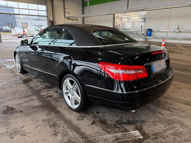 Gebraucht Mercedes E250 204 PS (150 kW) 2010 Schwarz Cabrio
