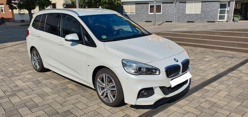 Weiß Gebraucht 2016 BMW 218 Gran Tourer M Sport Van / Kleinbus | 19.700 € (Fairer Preis) - Bild 1/4