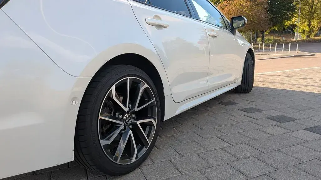 Gebraucht Toyota Corolla Lounge 184 PS (135 kW) 2019 Weiß Limousine